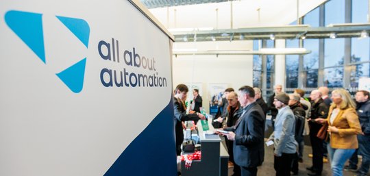 All about automation Im Vordergrund Logo der all about automation Messe, im Hintergrund viele Menschen